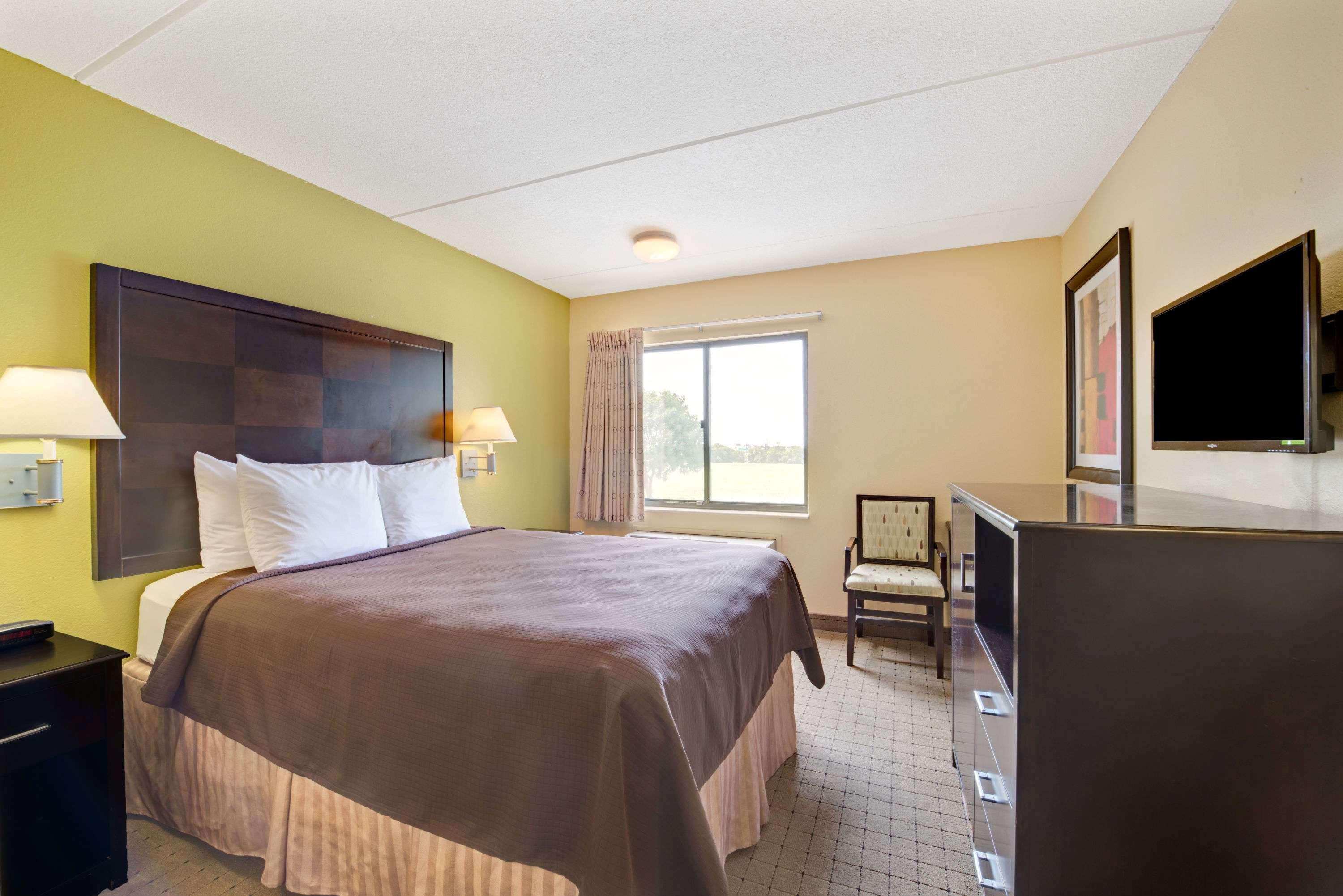 Days Inn & Suites By Wyndham Desoto Exteriör bild