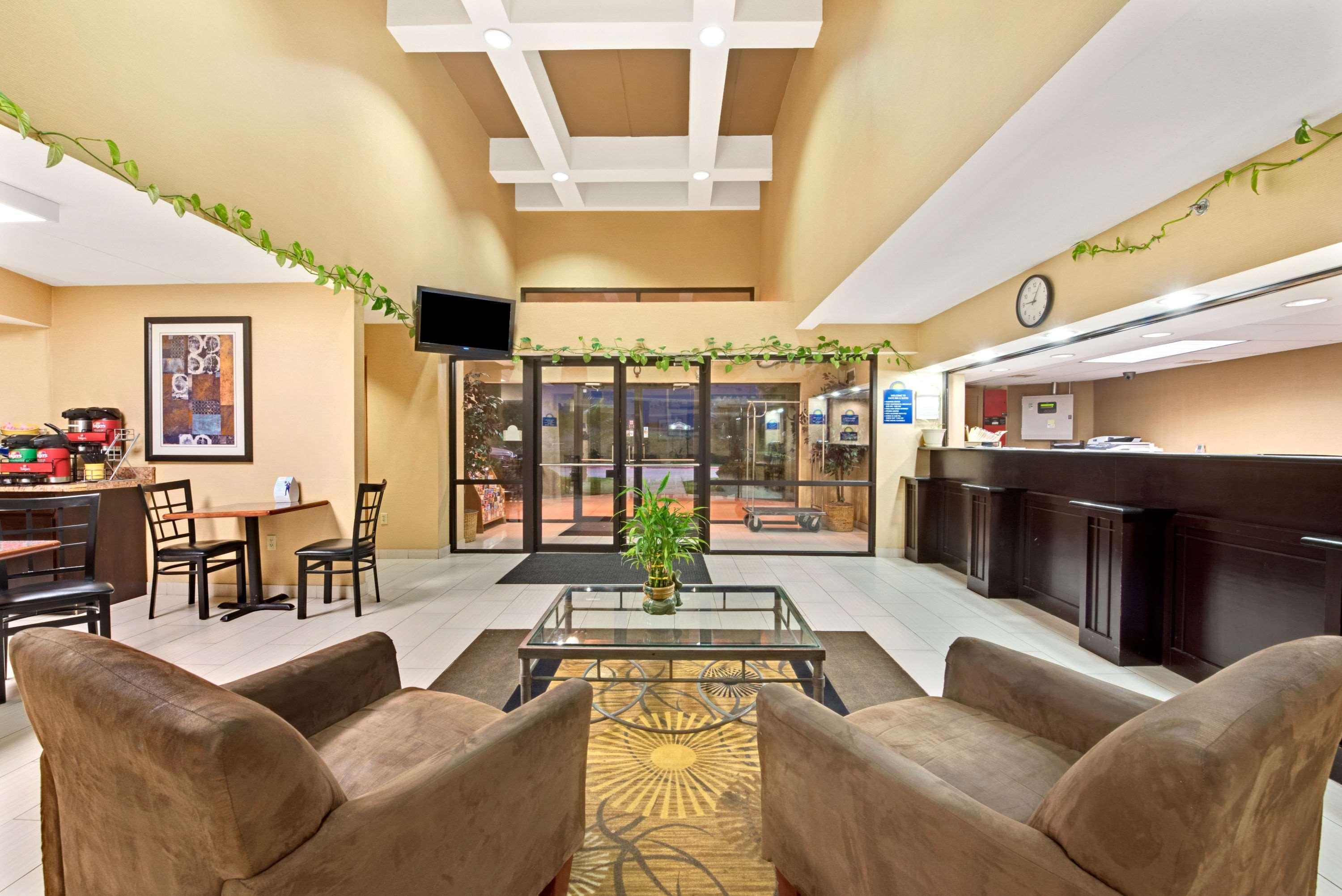 Days Inn & Suites By Wyndham Desoto Exteriör bild