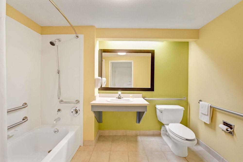 Days Inn & Suites By Wyndham Desoto Exteriör bild
